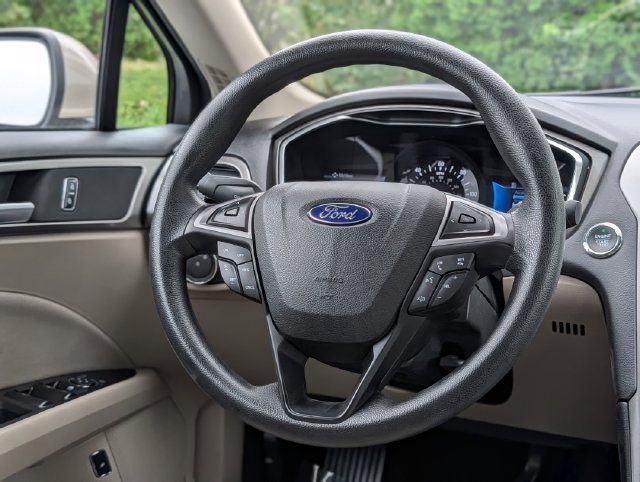 Used 2017 Ford Fusion SE FWD image 14