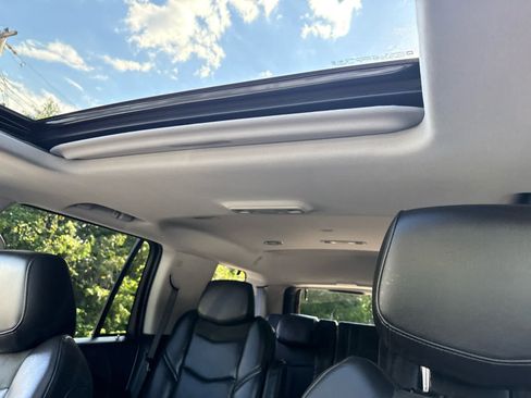 Used 2019 Cadillac Escalade Luxury AWD/4WD image 28