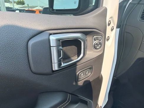Used 2024 Jeep Wrangler Unlimited Sahara w/ Technology Group AWD/4WD image 18