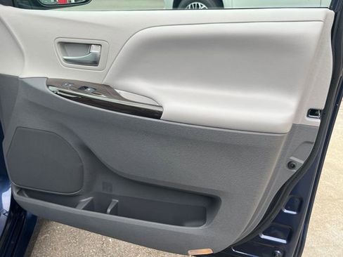 Used 2020 Toyota Sienna XLE w/ XLE Navigation Package image 32