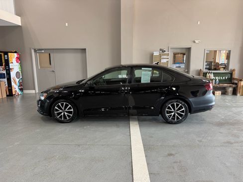 Used 2016 Volkswagen Jetta SE FWD image 1