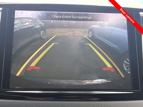 Used 2022 Chrysler Pacifica Touring-L image 5