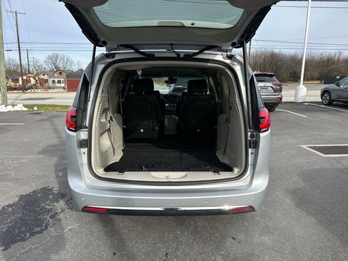 Used 2024 Chrysler Pacifica Touring-L image 11