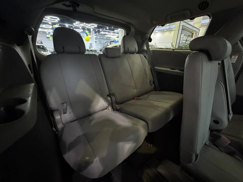 Used 2016 Toyota Sienna XLE Premium w/ Outdoor Package FWD image 28
