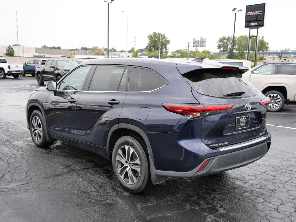 Used 2022 Toyota Highlander XLE AWD/4WD image 6