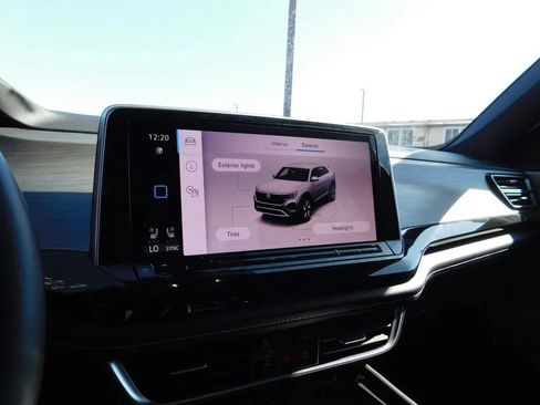 Used 2025 Volkswagen Atlas Cross Sport SE image 18