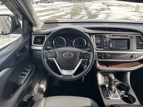 Used 2019 Toyota Highlander LE image 24