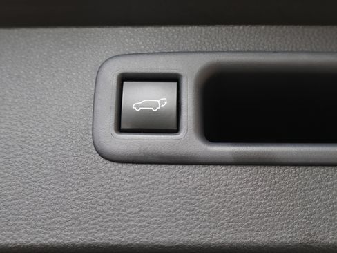 Used 2025 Toyota Highlander Limited AWD/4WD image 6