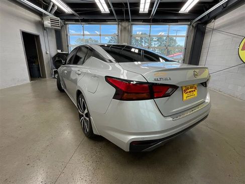 Used 2021 Nissan Altima 2.5 SR w/ SR Premium Package image 3