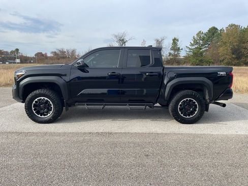 Used 2024 Toyota Tacoma TRD Off-Road image 2