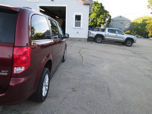Used 2018 Dodge Grand Caravan SXT FWD image 11