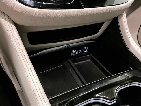 Used 2023 Chrysler Pacifica Limited FWD image 16