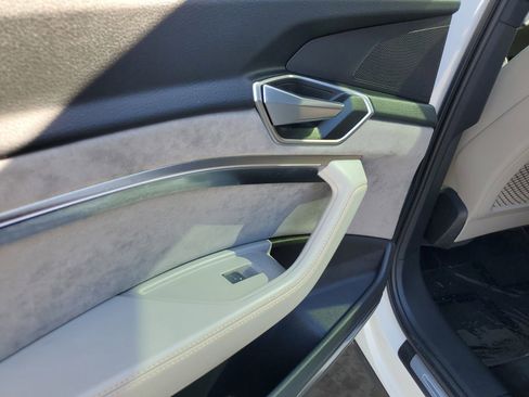 Used 2022 Audi e-tron Chronos w/ Chronos Package image 17