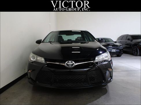 Used 2017 Toyota Camry SE image 2