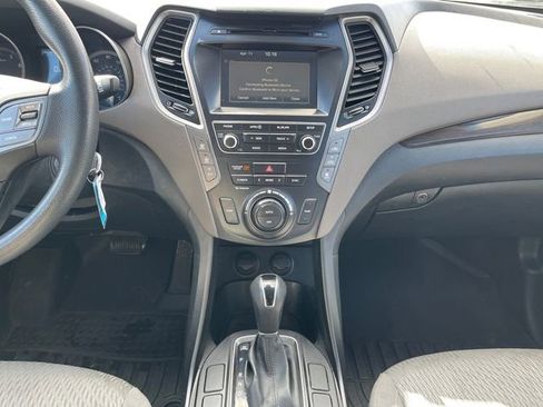 Used 2017 Hyundai Santa Fe SE image 6