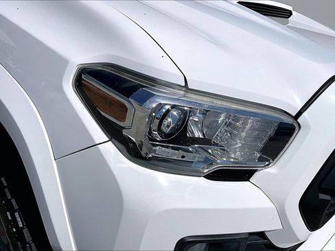 Used 2019 Toyota Tacoma TRD Sport w/ Technology Package RWD image 29