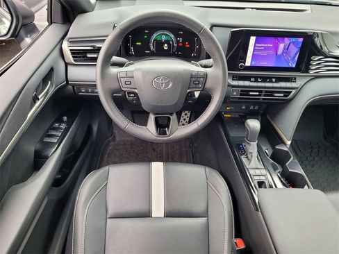 Used 2025 Toyota Camry SE image 10