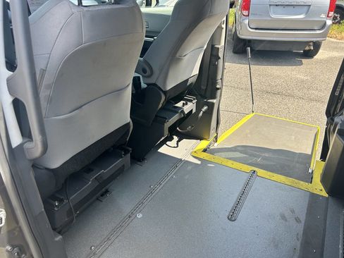 Used 2022 Toyota Sienna LE image 18