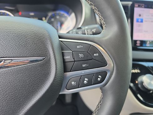 Used 2023 Chrysler Pacifica Touring-L FWD image 21