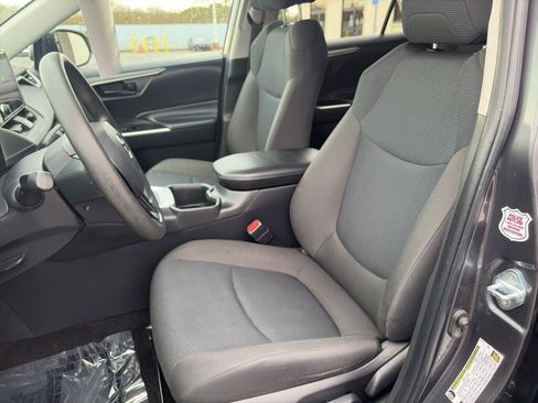 Used 2024 Toyota RAV4 LE image 6