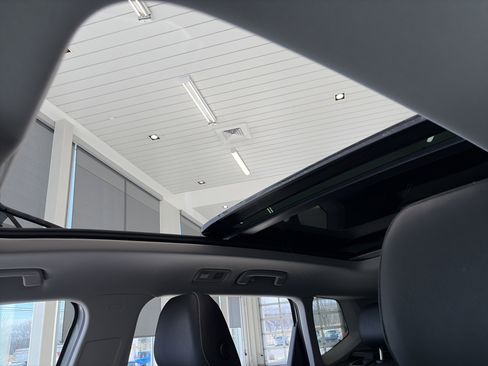 Used 2024 Volkswagen Taos SE w/ Panoramic Sunroof Package image 24