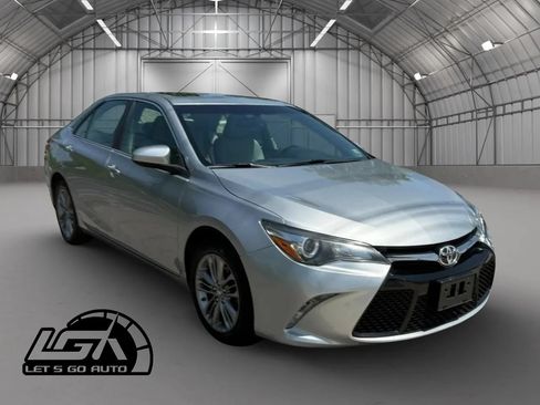 Used 2017 Toyota Camry SE w/ Moonroof Package FWD image 1