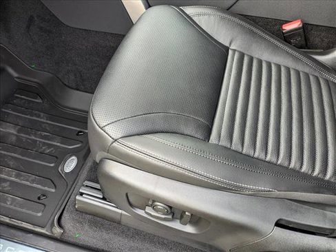 New 2024 Land Rover Discovery Dynamic SE image 3