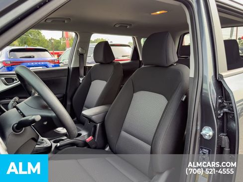Used 2025 Kia Soul LX w/ LX Technology Package FWD image 8