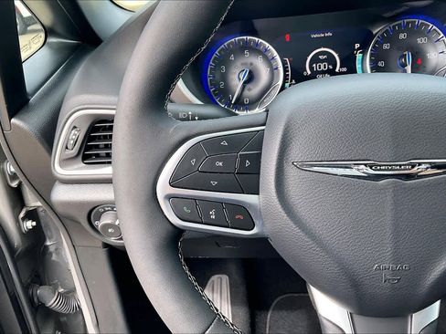 Used 2025 Chrysler Pacifica Select image 23