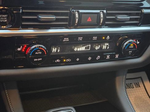 New 2025 Nissan Pathfinder SL image 16