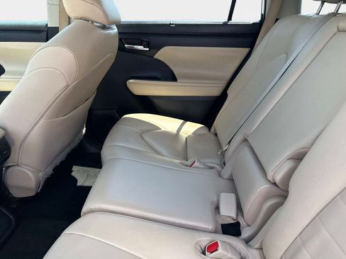 Used 2023 Toyota Highlander XLE FWD image 13