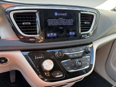 Used 2017 Chrysler Pacifica Limited FWD image 10