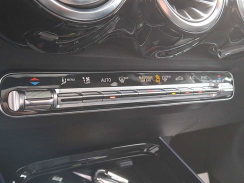 Used 2025 Mercedes-Benz GLB 250 4MATIC image 13