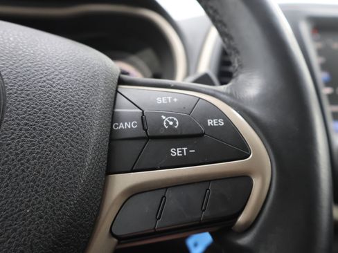 Used 2016 Jeep Cherokee Latitude w/ Cold Weather Group AWD/4WD image 14