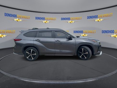 Used 2022 Toyota Highlander XSE FWD image 12
