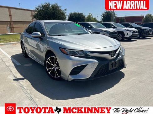 Used 2018 Toyota Camry SE FWD image 1