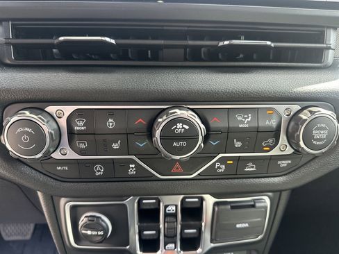 New 2025 Jeep Gladiator Willys image 24