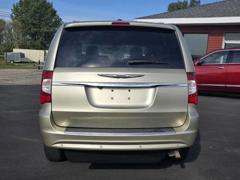 Used 2011 Chrysler Town & Country Limited image 15