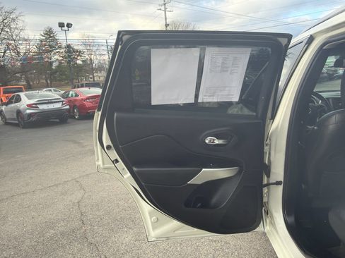 Used 2018 Jeep Cherokee Overland image 12