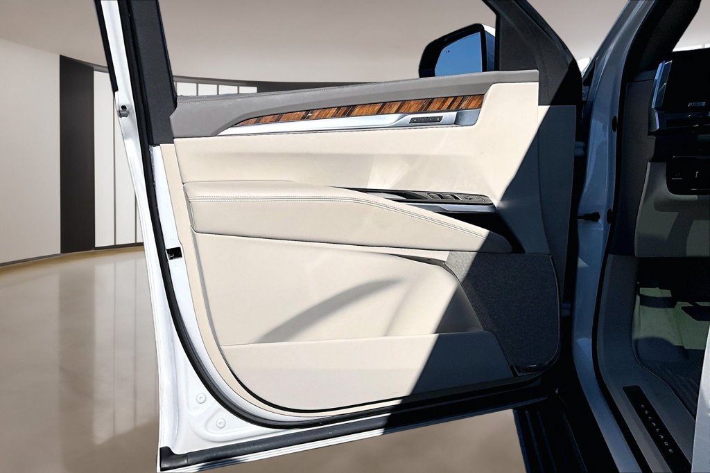 Certified 2025 Cadillac Escalade Premium Luxury Platinum w/ LPO, Floor Liner Package AWD/4WD image 18