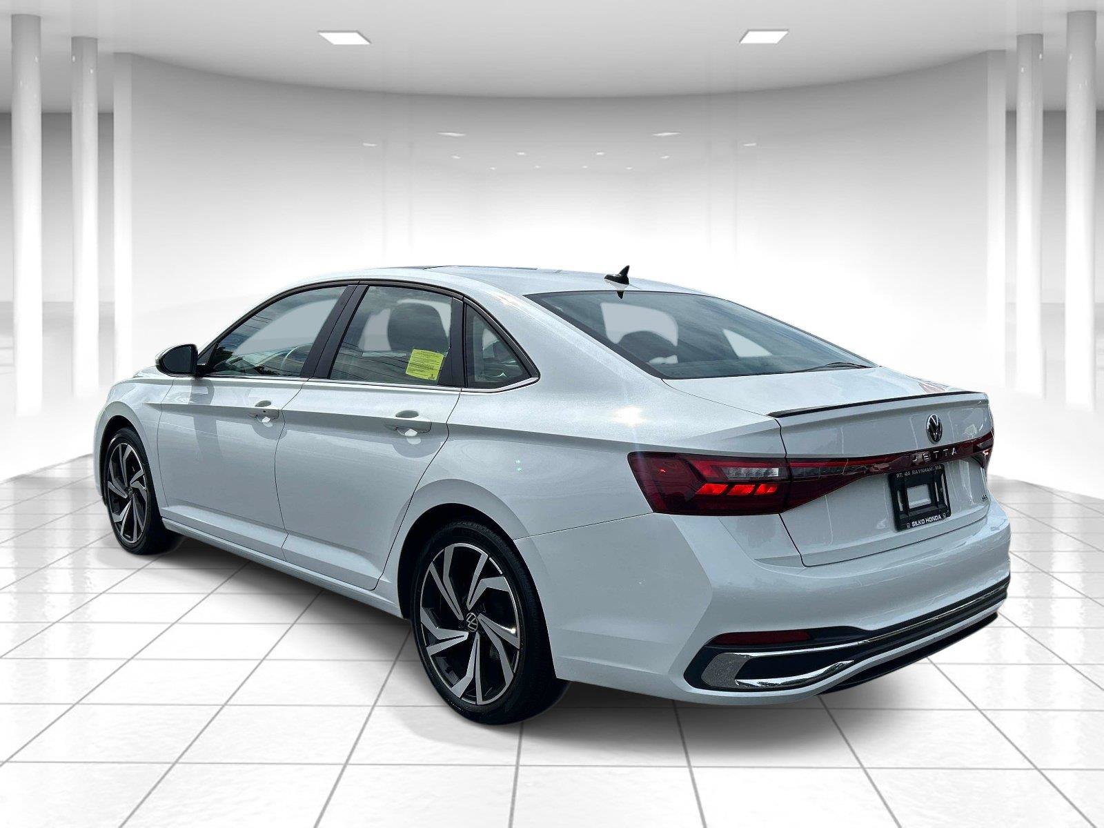 Used 2025 Volkswagen Jetta SEL FWD image 6