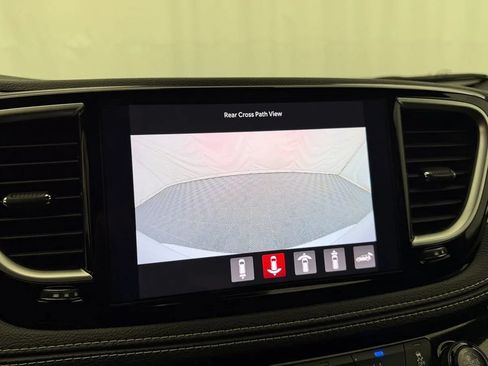 Used 2021 Chrysler Pacifica Limited w/ Uconnect Theater Family Group FWD image 22