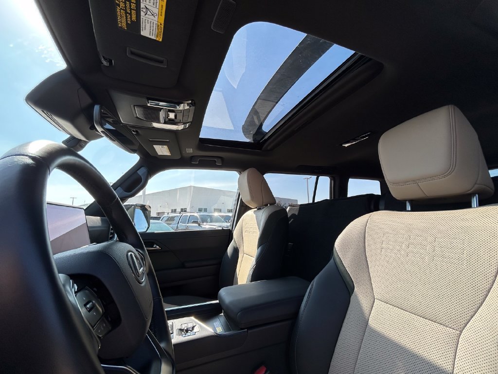 Used 2025 Lexus GX 550 w/ Accessory Package (32) AWD/4WD image 12