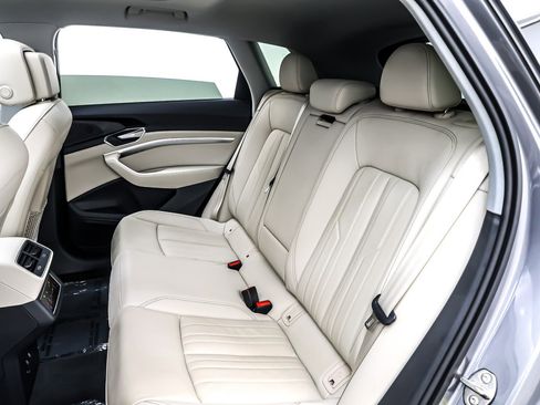 Used 2022 Audi e-tron Premium w/ Convenience Plus Package image 9