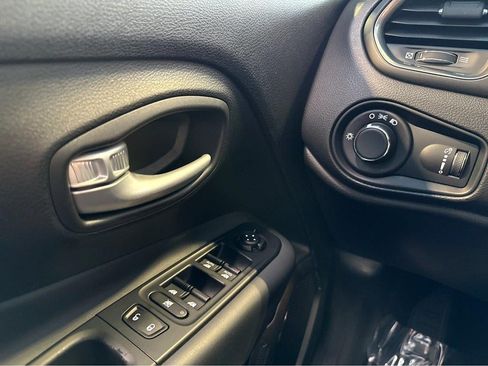 Used 2023 Jeep Renegade Latitude AWD/4WD image 45