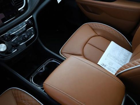 New 2026 Chrysler Pacifica Pinnacle AWD/4WD image 32