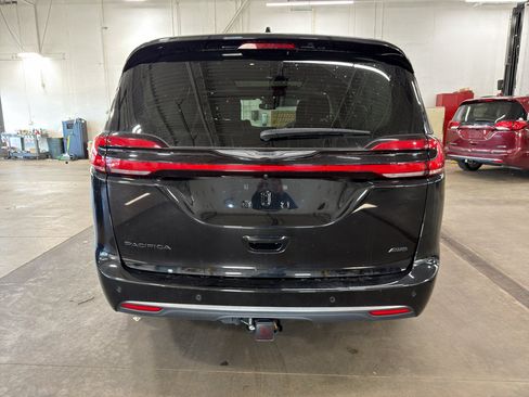 Used 2024 Chrysler Pacifica Touring-L w/ Uconnect Theater Family Group AWD/4WD image 5