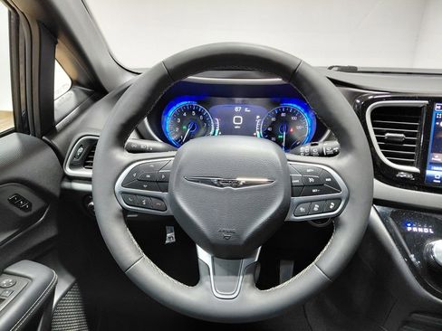 Used 2025 Chrysler Pacifica Select image 25