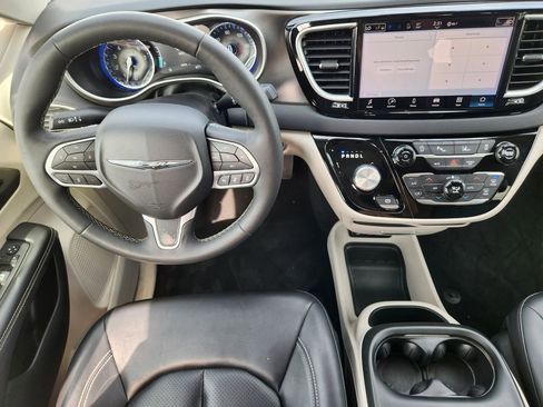 Used 2024 Chrysler Pacifica Touring-L FWD image 26