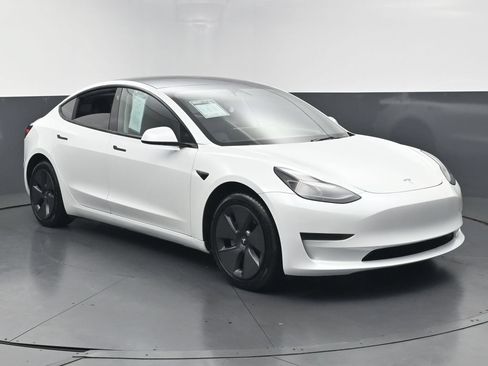 Used 2023 Tesla Model 3 Standard Range RWD image 2